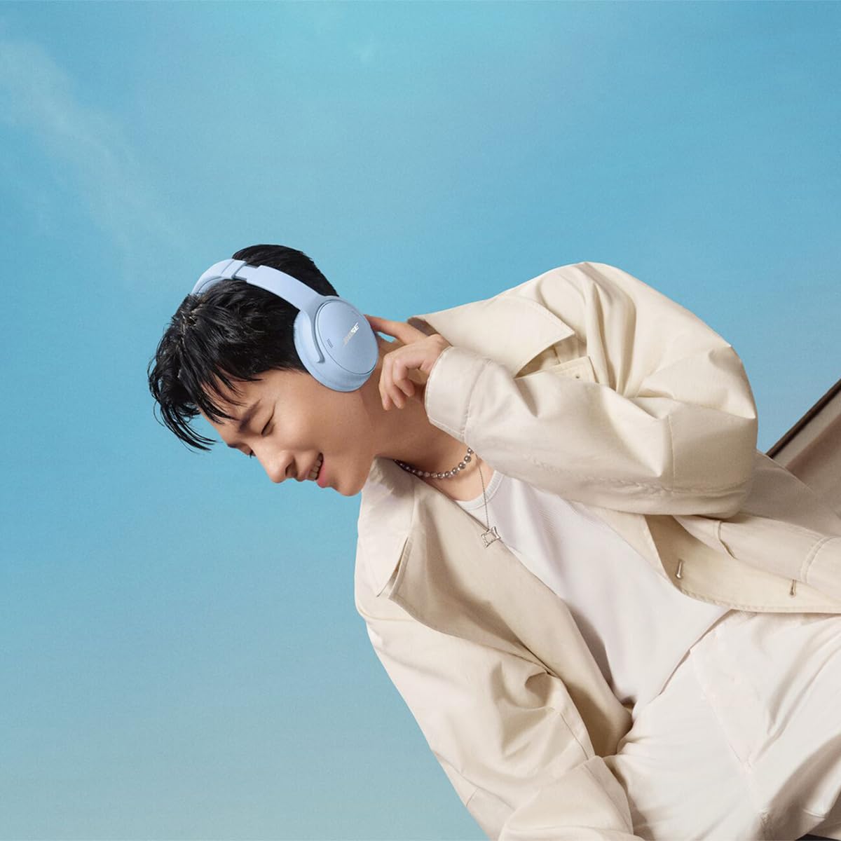 Bose QuietComfort Headphones - Wireless Bluetooth Headphones, Active Over Ear Noise Cancelling and Mic, USB-C Charging, Deep Bass, Up to 24 Hours of Playtime, White Smoke