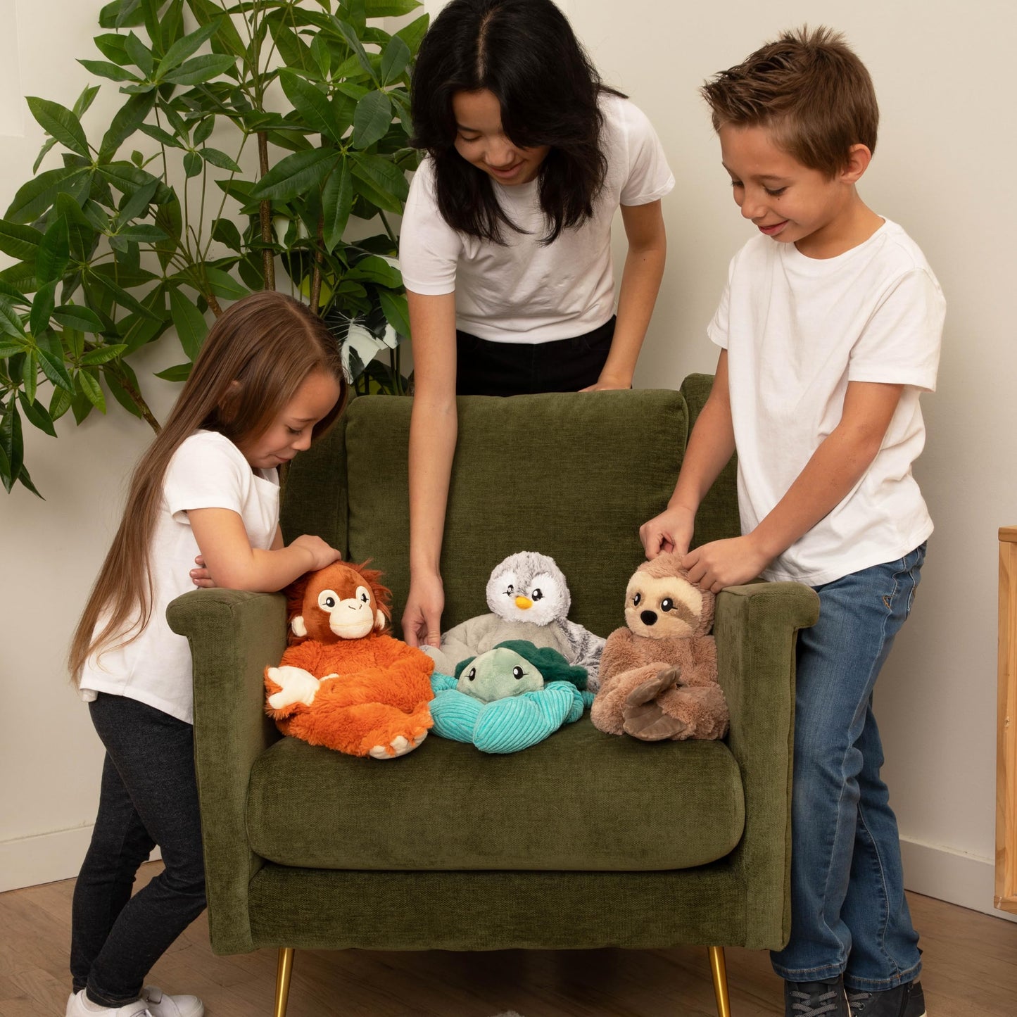 HUGIMALS Hugarounds Berkeley the Bat 2.5 lb Microwaveable & Freezable Weighted Plush Neck & Shoulder Wrap | Soothing, Comforting Hugs for Self-Care & Relaxation | Unscented for Ages 2+
